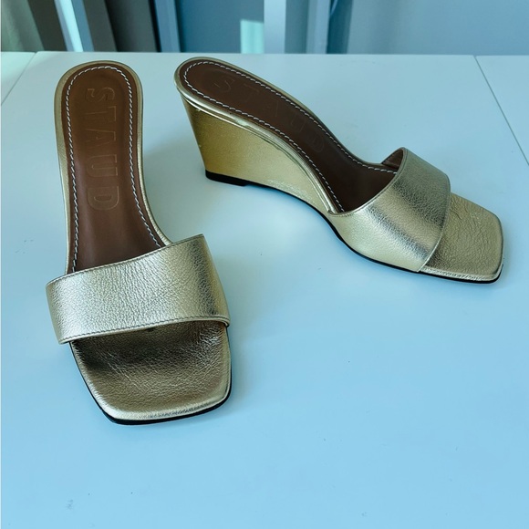 STAUD Billie Wedge sandals in gold - Picture 4 of 9